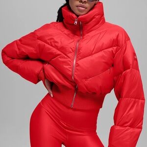 New with tags  Cropped Atmosphere Puffer ALO Yoga bright red XS